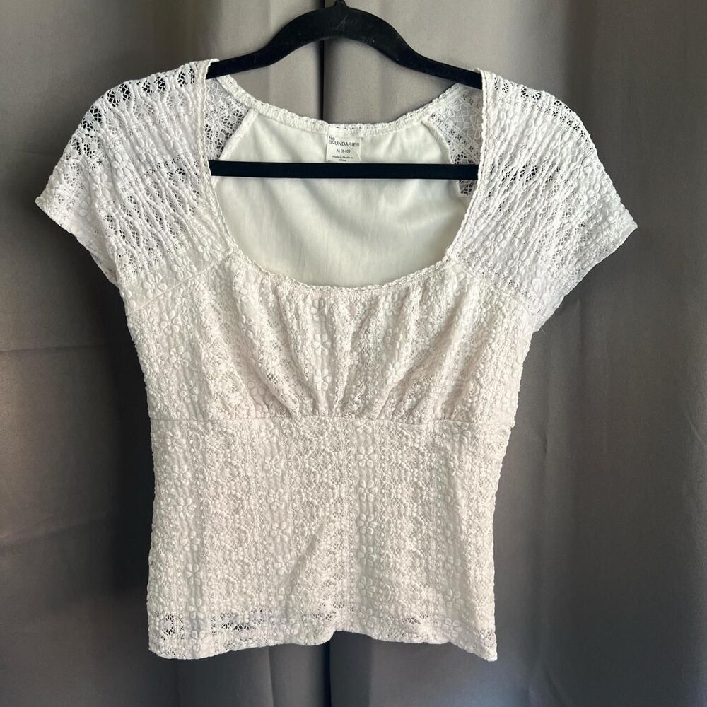 No-boundaries Women's White and Cream Crop-top
